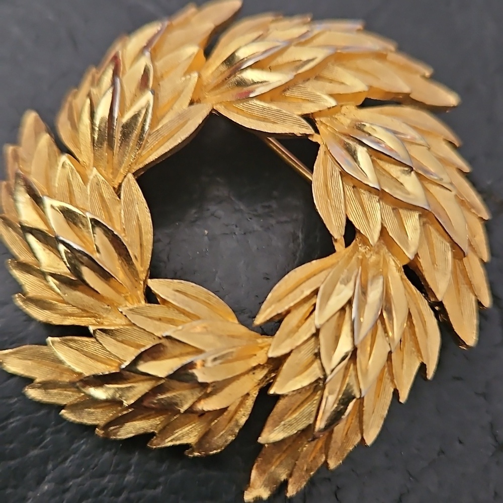 Vintage Crown Trifari Textured Leaves Gold Tone Brooch Pin - Picture 2 of 10